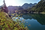 09 Nel Lago di Fregabolgia si specchia il Madonnino 